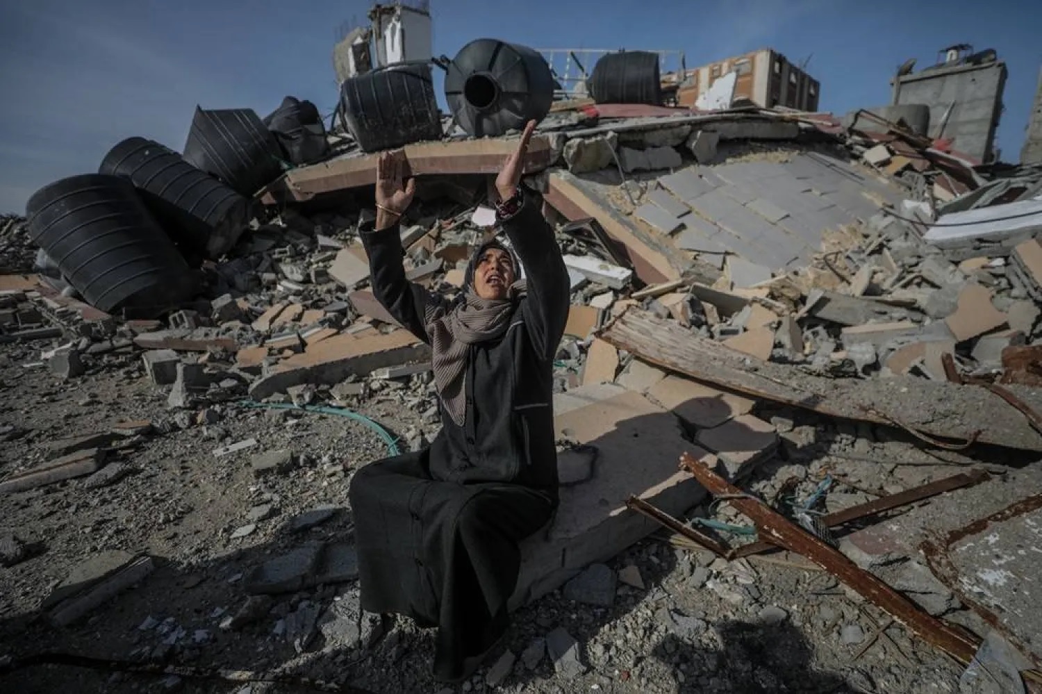 Gazans tramp across rubble to return to homes as ceasefire takes hold