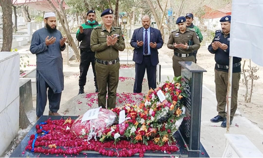 Punjab Police pay tribute to martyrs of Faisal Chowk Mall Road blast on 8th anniversary