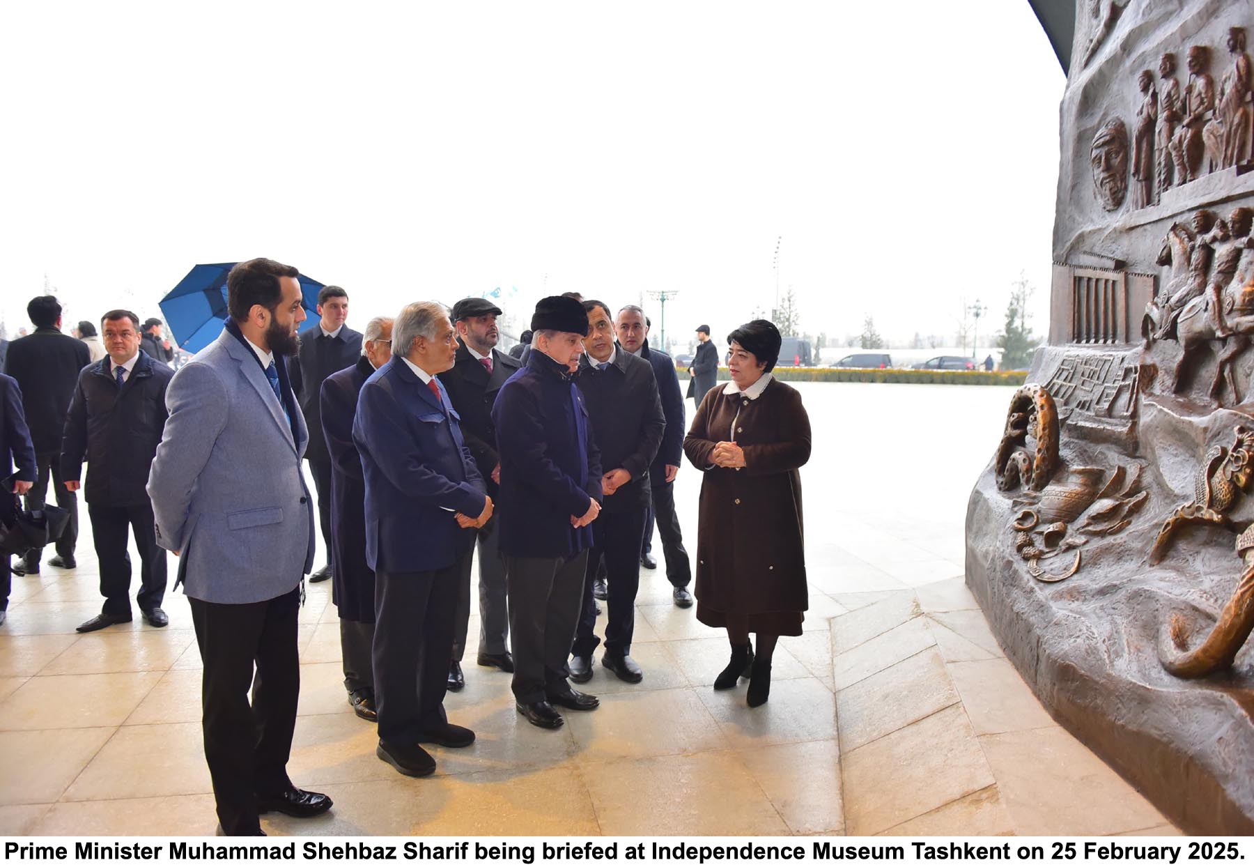 PM pays solemn visit to iconic Independence Monument in Tashkent