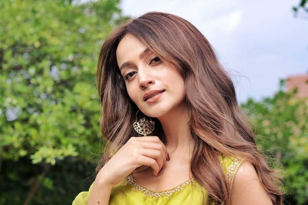 Zarnish Khan Asks Fans to Refrain from Sharing Her Past Photos