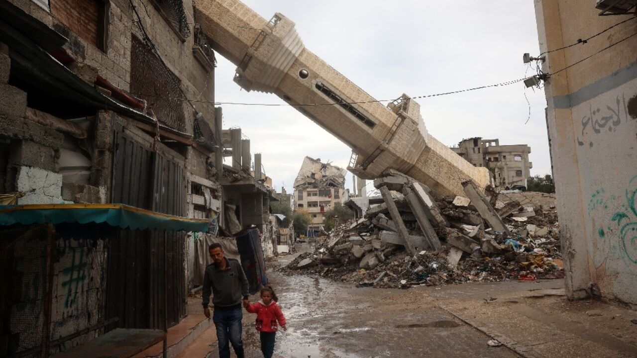 Israeli air strike in Gaza ahead of new truce talks with Hamas