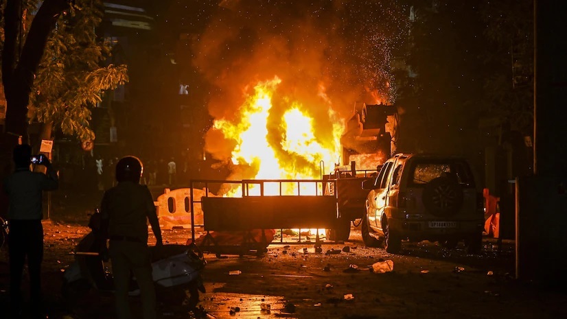 3 dead, police stations attacked, trains suspended as violence erupts in India