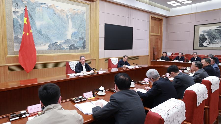 Chinese premier chairs meeting with economic experts, entrepreneurs