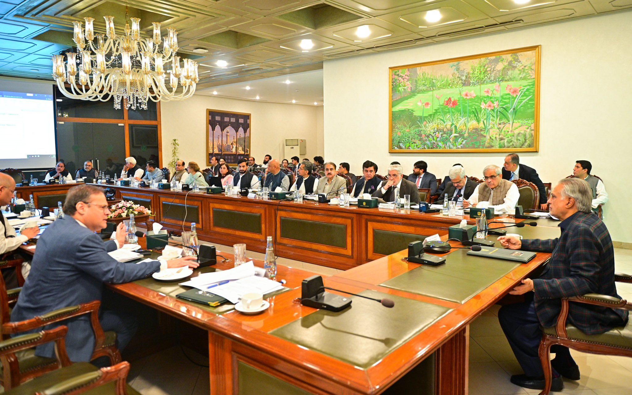 Dar reiterates commitment to strengthening Pak-UAE economic ties