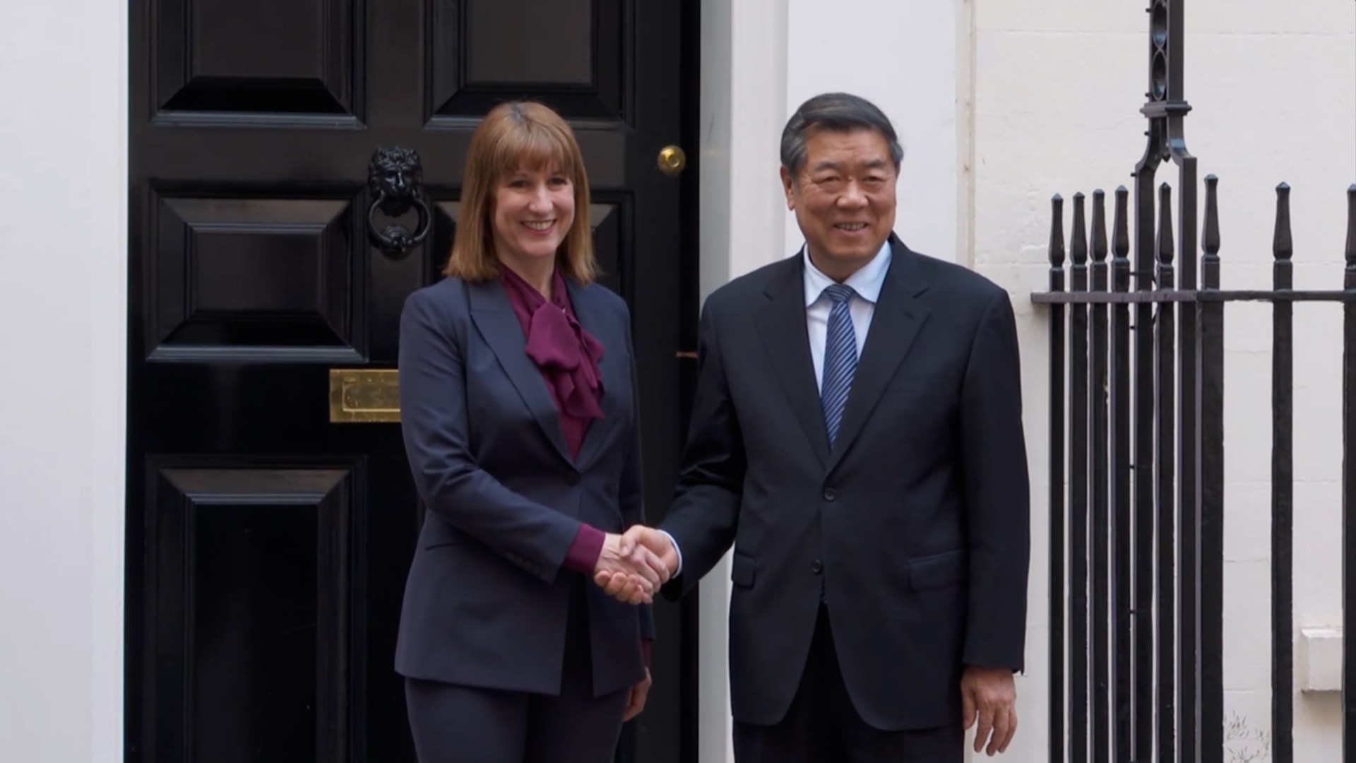 Chinese vice premier meets with UK chancellor of exchequer