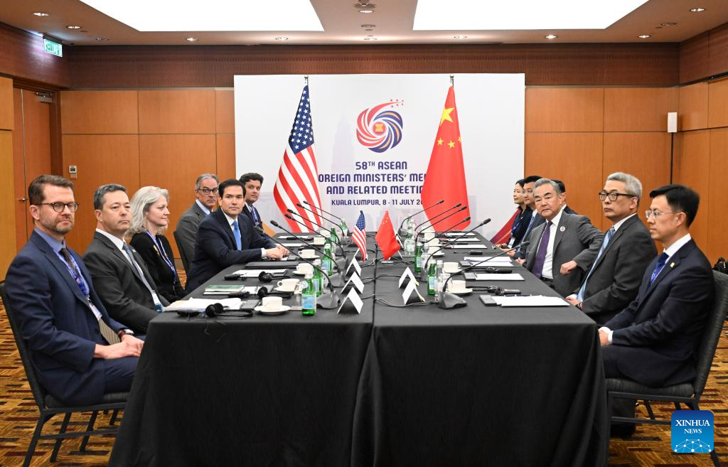 Chinese FM calls for joint efforts in finding right way for China, U.S. to get along