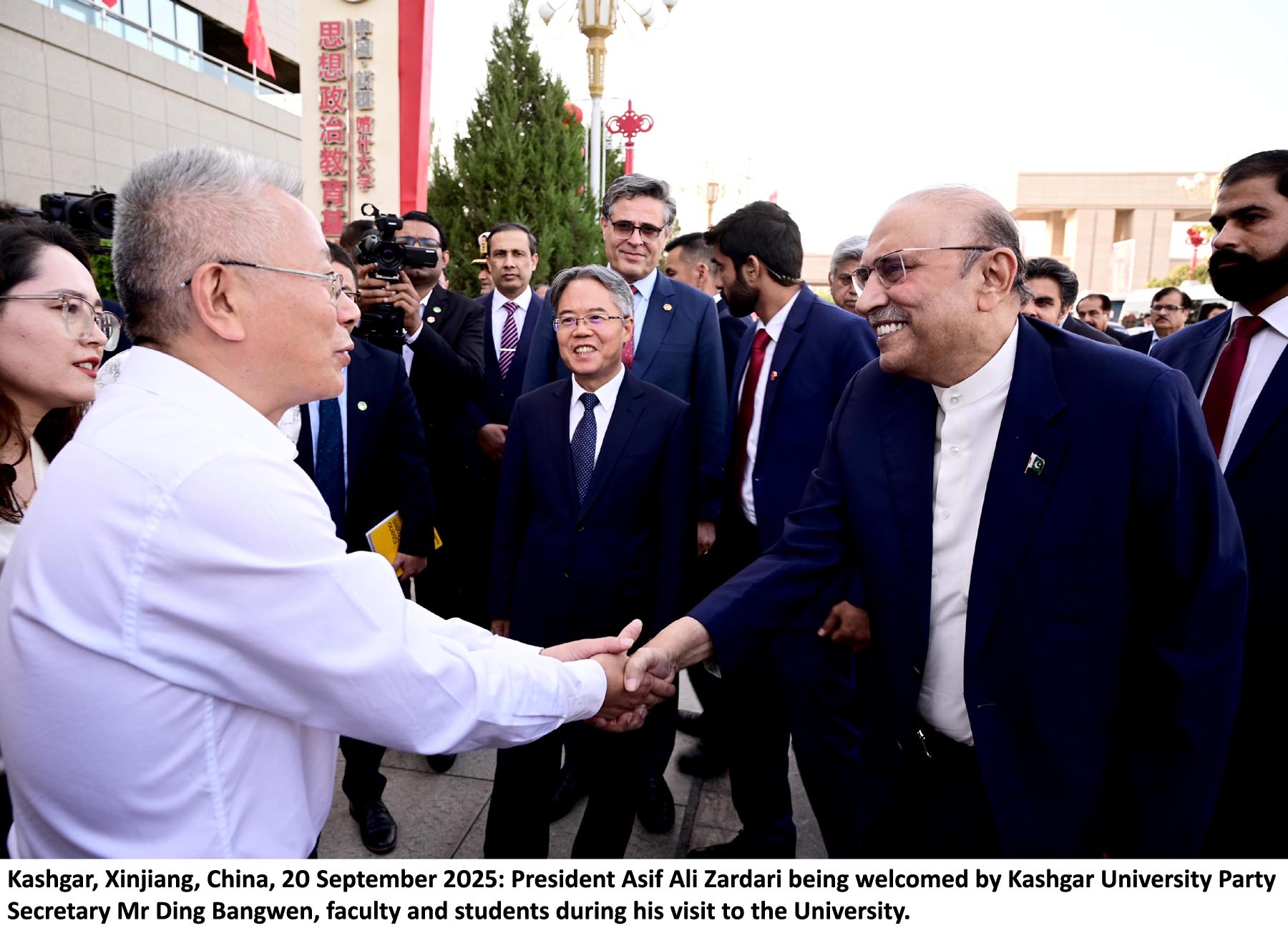 President Zardari oversees new China-Pakistan MoUs in Urumqi