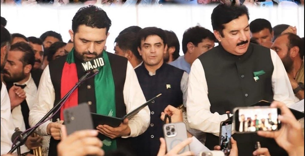 Governor Kundi administers oath to newly-elected CM to ‘end political deadlock’