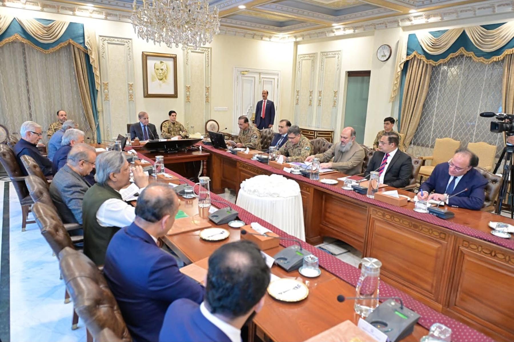 PM vows to make Pakistan regional investment hub, calls private sector key partner