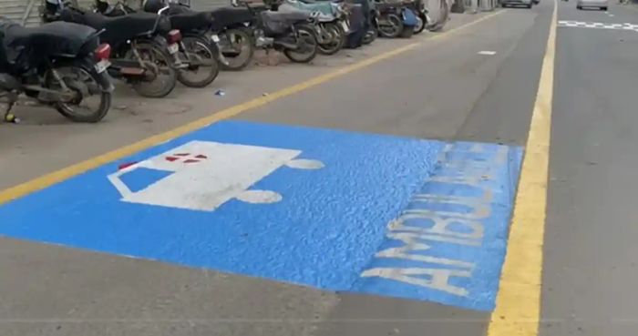 Karachi’s first ambulance-only lane opens in Saddar