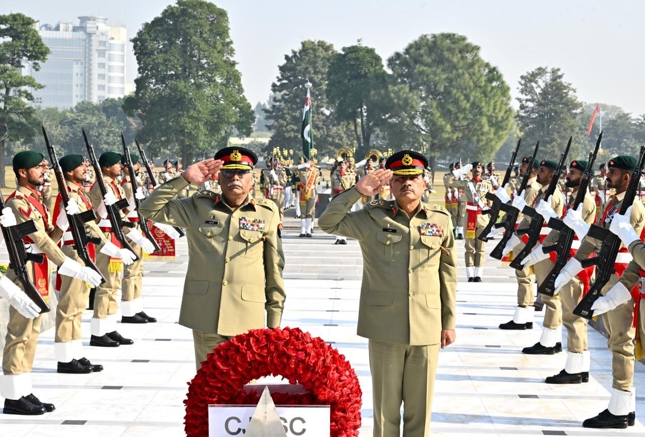 Field Marshal Munir hails Gen Mirza’s exemplary leadership, strategic foresight