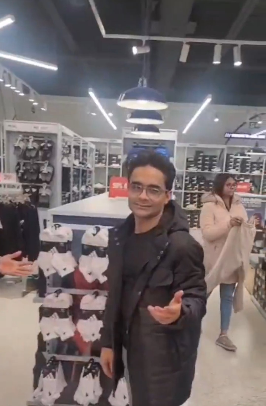 Shahzeb Khanzada confronted by man in store for 'doing injustice with Imran Khan'