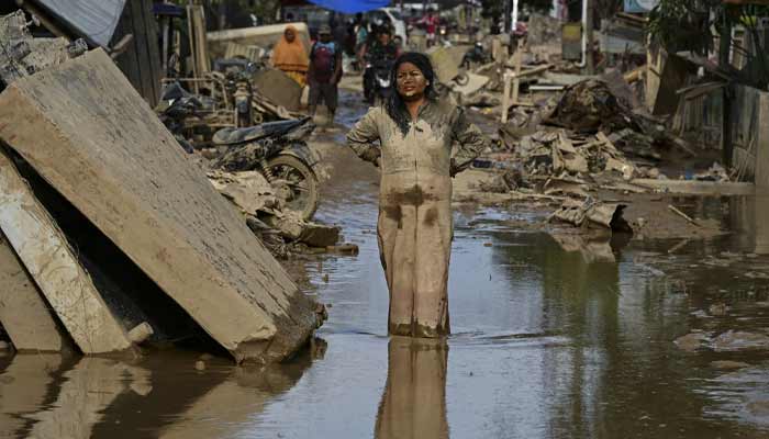Starvation fears as flood toll passes 900 in Indonesia