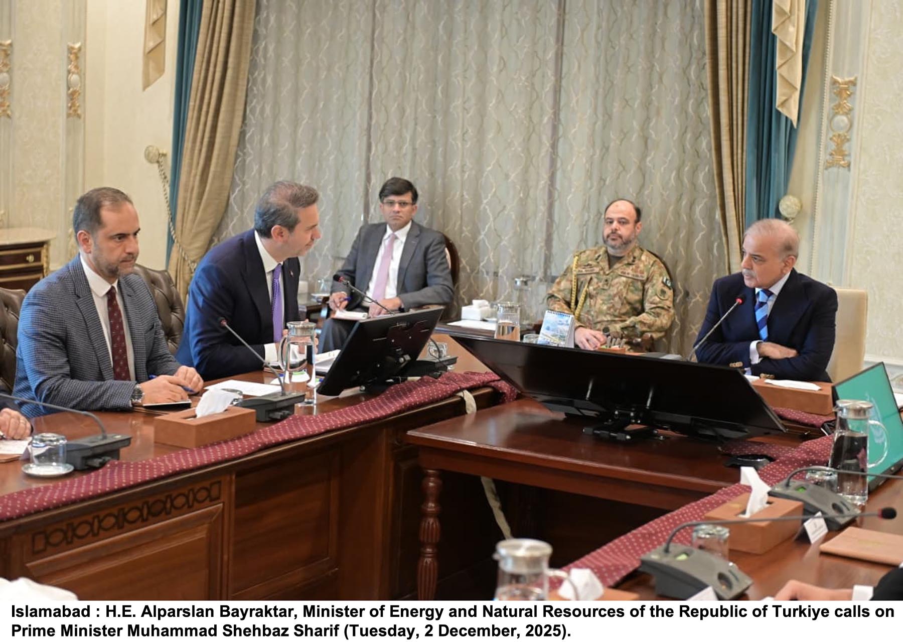 PM urges Turkish companies to increase investment in Pakistan's energy sector