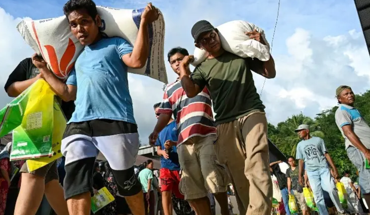 Frustration in Indonesia as flood survivors await aid, toll crosses 700