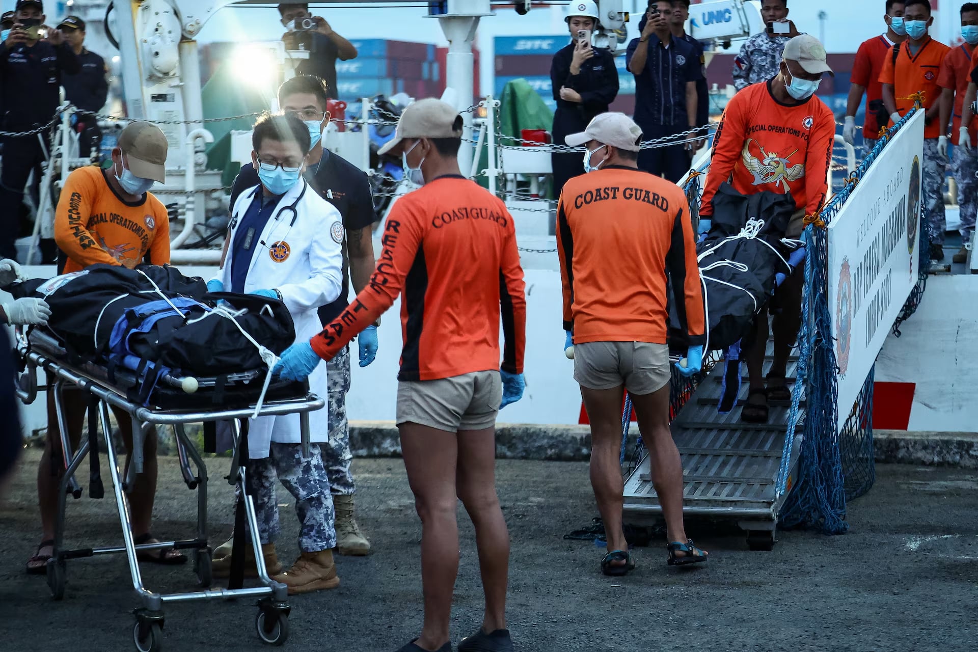 Death toll in Philippine boat accident climbs to 15, hundreds rescued