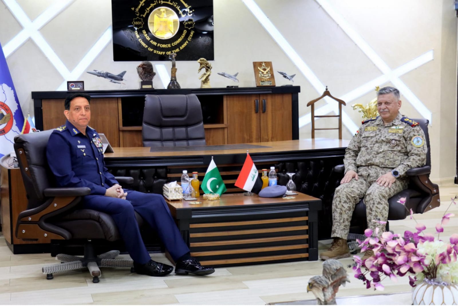 Iraqi air chief shows interest in JF-17 jets during meeting with Pakistan's air chief