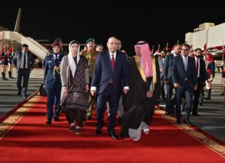 President Zardari arrives in Bahrain to strengthen trade, defense and strategic ties