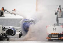 US storm leaves 230,000 without power, forces thousands of flight cancellations