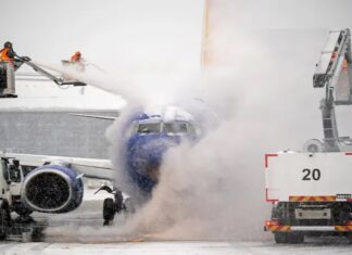 US storm leaves 230,000 without power, forces thousands of flight cancellations