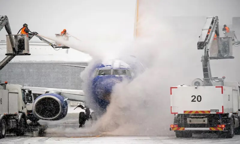 US storm leaves 230,000 without power, forces thousands of flight cancellations